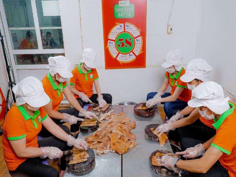 Cơ sở sản xuất thịt chua uy tín tại Phú Thọ- Một công đoạn thái nhỏ bì để cho vào máy thái của Thịt chua Đất Tổ